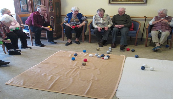 Das Bild zeigt Bewohner die Boccia spielen