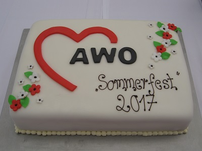 Das Bild zeigt eine Torte mit AWO Emblem auf Aufdruck Sommerfest 2017